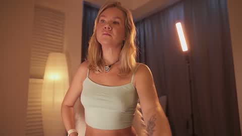 Annie online show from December 1, 2025, 1:54 am