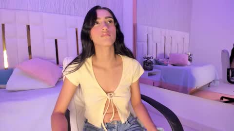 Snapshot of _tinyrousse_ chatting on November 5, 2025, 7:03 pm Rousse online show from November 5, 2025, 7:03 pm