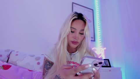 Snapshot of _viioletweekend_ chatting on March 6, 2025, 10:26 pm online show from March 6, 2025, 10:26 pm