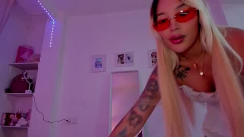 Snapshot of _viioletweekend_ chatting on November 28, 2025, 8:44 pm online show from November 28, 2025, 8:44 pm