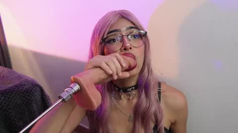 Snapshot of _viollettenoir_ chatting on April 21, 2026, 1:42 am online show from April 21, 2026, 1:42 am