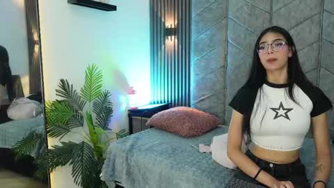 Snapshot of _viollettenoir_ chatting on May 7, 2026, 7:41 pm online show from May 7, 2026, 7:41 pm