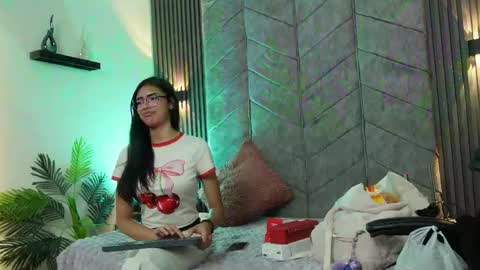 Snapshot of _viollettenoir_ chatting on May 14, 2026, 8:15 pm online show from May 14, 2026, 8:15 pm
