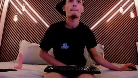  white fox  online show from February 19, 2025, 7:39 am