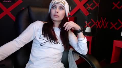 Yuyi online show from February 17, 2025, 5:32 pm