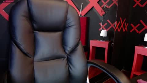 Yuyi online show from February 18, 2025, 2:16 pm