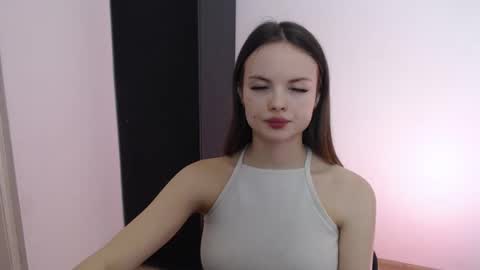 a_ariella_ online show from October 13, 2025, 1:44 pm