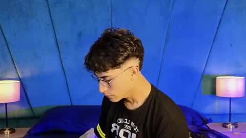 Aaron Ezequiel online show from November 26, 2025, 11:17 pm