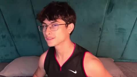 Snapshot of aaron_eze chatting on February 4, 2026, 9:20 pm Aaron Ezequiel online show from February 4, 2026, 9:20 pm