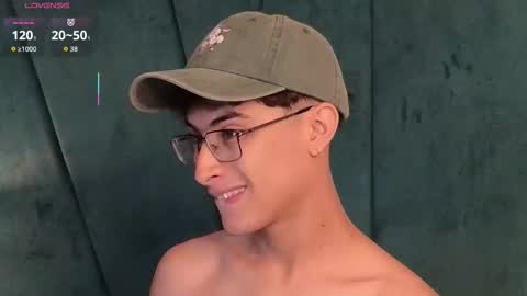 Snapshot of aaron_eze chatting on February 13, 2026, 10:06 pm Aaron Ezequiel online show from February 13, 2026, 10:06 pm