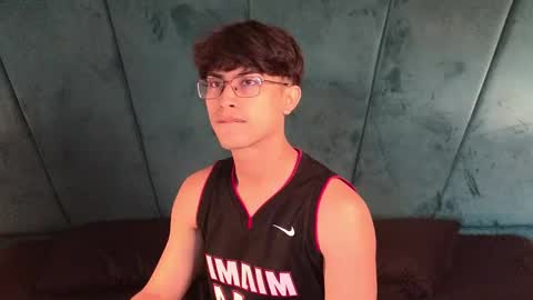 Snapshot of aaron_eze chatting on April 11, 2026, 12:31 pm Aaron Ezequiel online show from April 11, 2026, 12:31 pm