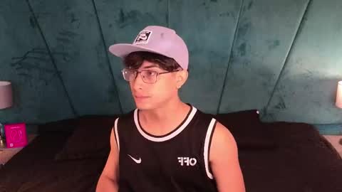 Snapshot of aaron_eze chatting on April 12, 2026, 12:32 pm Aaron Ezequiel online show from April 12, 2026, 12:32 pm