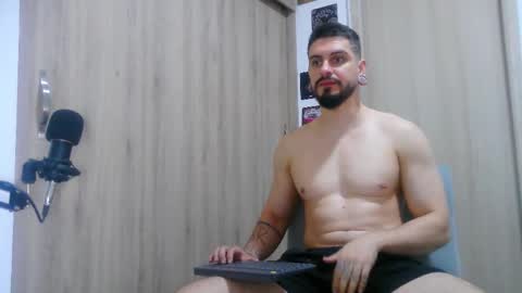 Aaron kwok online show from November 1, 2025, 1:51 am