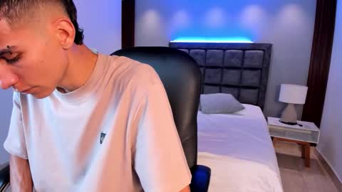 Snapshot of aaron_whitee chatting on March 4, 2026, 9:21 pm Aaron online show from March 4, 2026, 9:21 pm