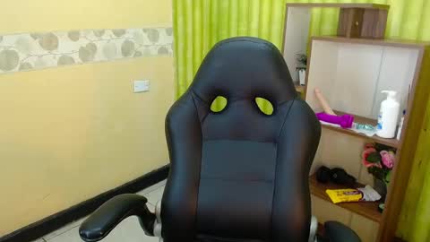 Snapshot of aaronbakers chatting on December 6, 2024, 9:43 am im NiallDun online show from December 6, 2024, 9:43 am