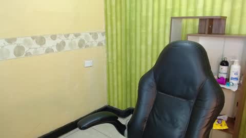 Snapshot of aaronbakers chatting on February 13, 2025, 2:45 am im NiallDun online show from February 13, 2025, 2:45 am