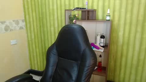 Snapshot of aaronbakers chatting on February 18, 2025, 9:32 am im NiallDun online show from February 18, 2025, 9:32 am