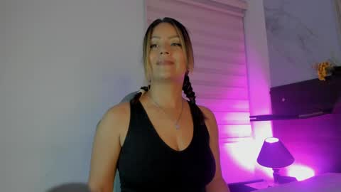 abella_as_ online show from April 14, 2026, 4:51 am