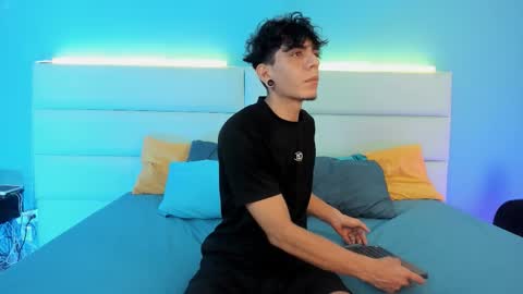 Abril and Julian online show from February 28, 2026, 11:33 am