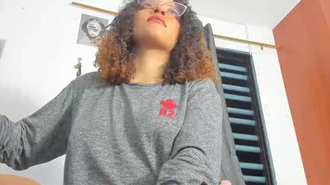 Snapshot of ada_gales_ chatting on November 5, 2025, 4:23 am Isa online show from November 5, 2025, 4:23 am