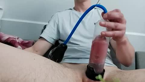 adamrr122 online show from April 11, 2026, 2:10 pm