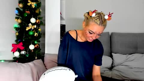 Adriana online show from December 17, 2025, 2:34 pm