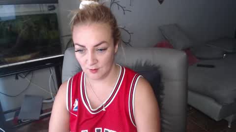 Adriana Paredes  online show from February 4, 2025, 1:06 pm