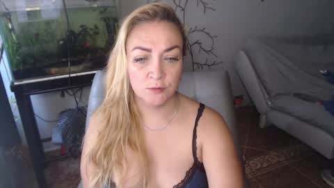 Adriana Paredes  online show from March 10, 2025, 12:37 pm