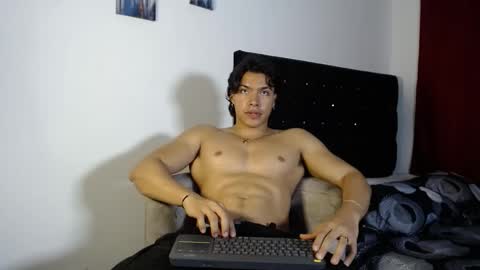 adriel_escalante online show from December 20, 2025, 3:46 am