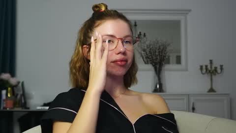 Aelia online show from September 12, 2025, 4:01 am