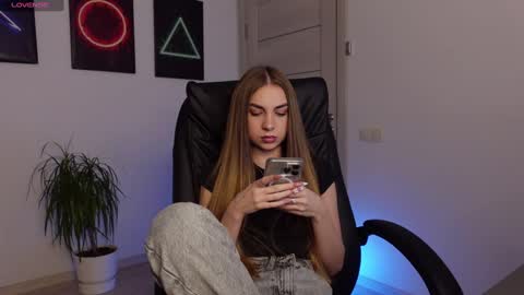 Agelina Lilly Laura online show from February 16, 2025, 7:26 am