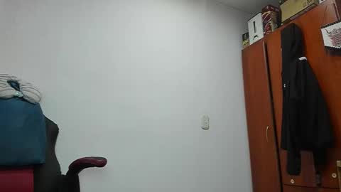 Agustin online show from November 27, 2025, 6:21 pm