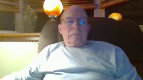 aguynrkfrd online show from December 21, 2025, 10:11 am