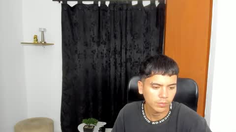 Aidenhot online show from December 4, 2025, 8:23 am