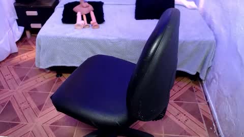 alaia_blue1 online show from October 23, 2025, 5:01 pm