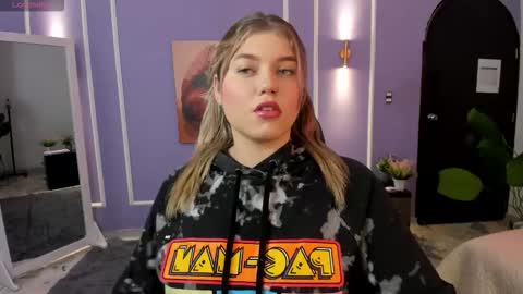 Alaia online show from November 22, 2025, 12:59 pm