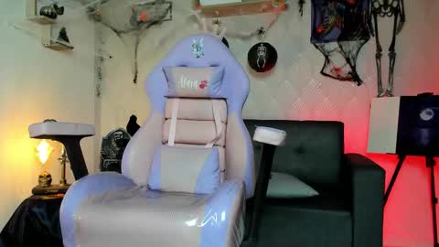 Alaia online show from October 31, 2025, 11:44 am