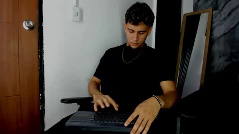 alan__smith online show from December 17, 2025, 8:04 pm