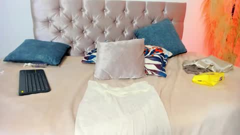 alana_vega69 online show from October 24, 2025, 2:35 pm