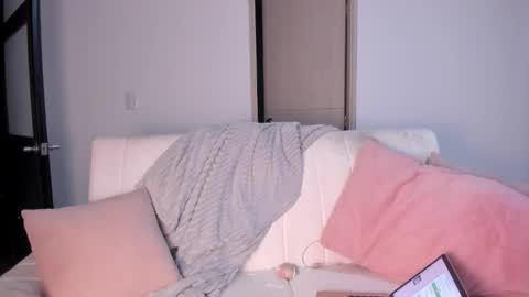 alejandraaa_ online show from December 18, 2025, 2:06 am