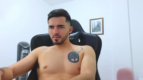 alejandroo_7 online show from January 2, 2025, 1:27 am