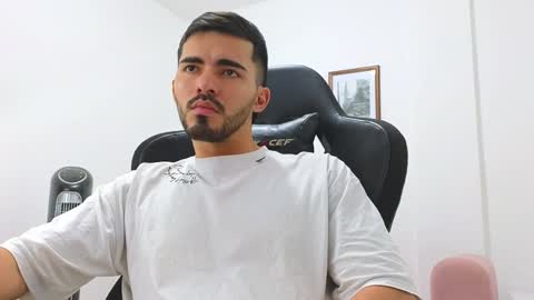 alejandroo_7 online show from January 7, 2025, 11:56 pm