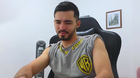 alejandroo_7 online show from January 8, 2025, 8:39 pm