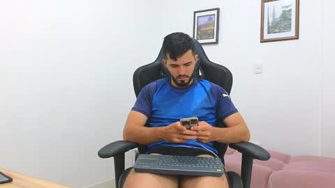 alejandroo_7 online show from January 31, 2025, 8:01 pm