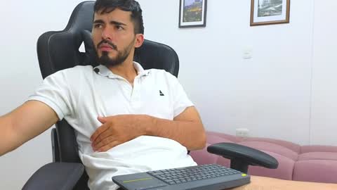 alejandroo_7 online show from February 7, 2025, 10:30 pm