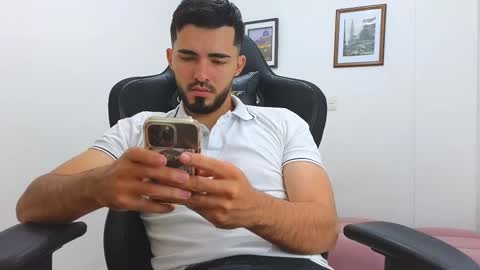 alejandroo_7 online show from February 14, 2025, 8:15 pm