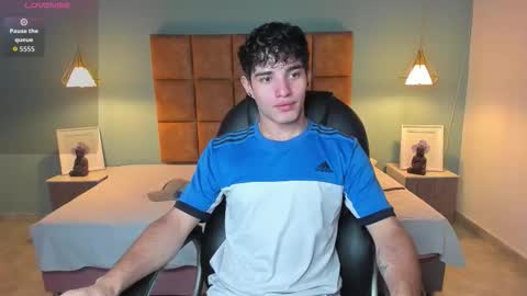 ALejoo Saenz online show from November 14, 2025, 3:33 pm