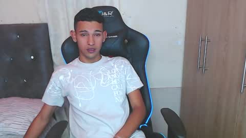 Snapshot of alex_diorrr chatting on January 12, 2025, 12:39 am Alex online show from January 12, 2025, 12:39 am