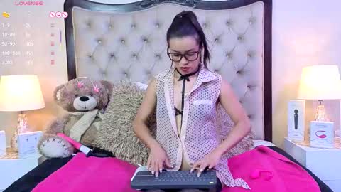 Snapshot of alexa_starckk chatting on October 15, 2025, 6:19 pm Aleza Starck online show from October 15, 2025, 6:19 pm