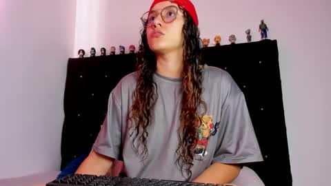 alexandra clauss online show from March 22, 2026, 7:06 pm
